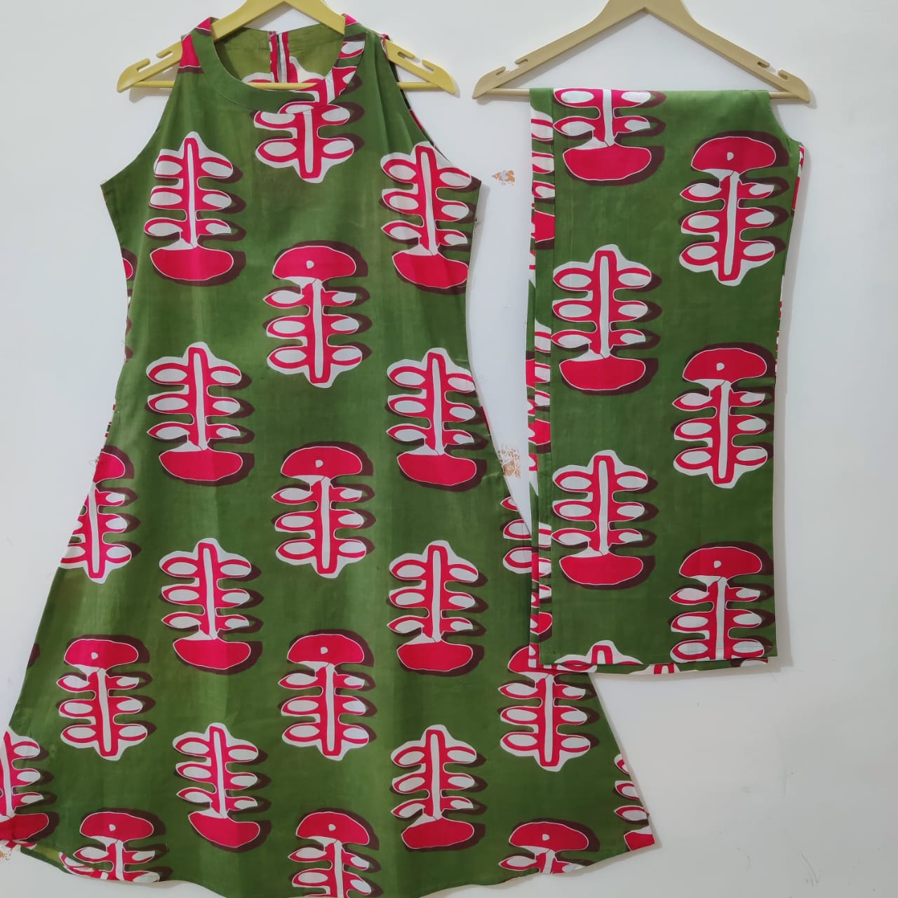 Olive Green Abstract Print Sleeveless Layered Kurta Set